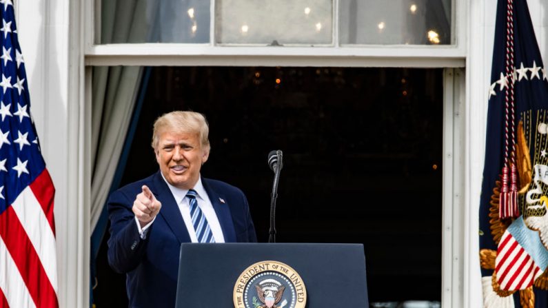 El presidente de Estados Unidos, Donald Trump, se dirige a una multitud en el jardín sur de la Casa Blanca el 10 de octubre de 2020 en Washington, DC. (Samuel Corum/Getty Images)