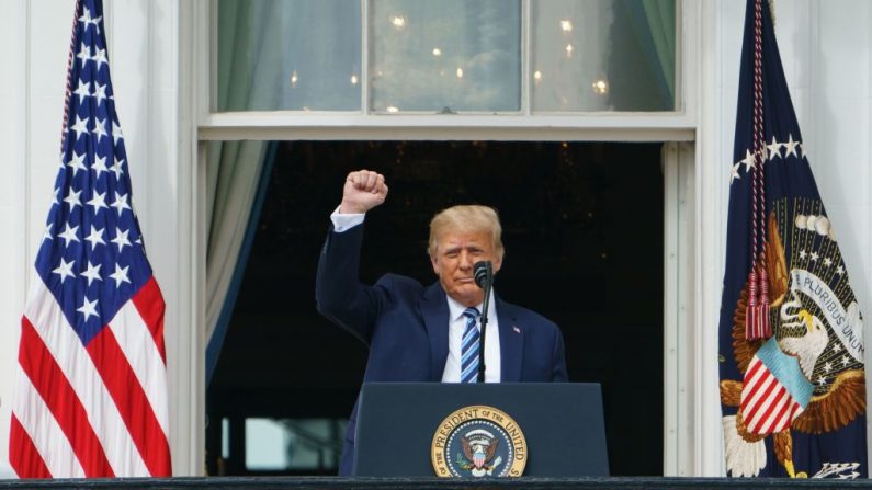 El presidente de los Estados Unidos Donald Trump saluda a sus partidarios después de hablar sobre la ley y el orden desde el Pórtico Sur de la Casa Blanca en Washington, DC, el 10 de octubre de 2020. (Foto de MANDEL NGAN/AFP vía Getty Images)