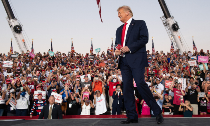 El presidente Donald Trump celebra un mitin "Make America Great Again" (Hacer a EE.UU. grande de nuevo) en el aeropuerto internacional Orlando Sanford en Sanford, Florida, el 12 de octubre de 2020. (Saul Loeb/AFP vía Getty Images)