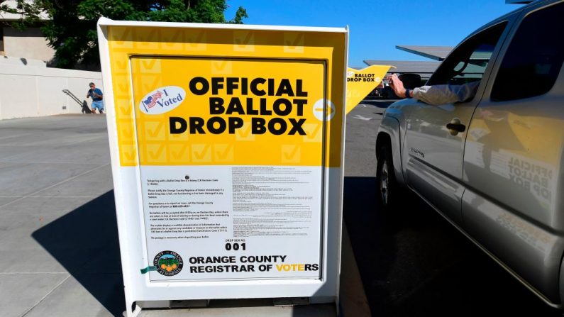 Un conductor deja su boleta para las elecciones de EE.UU. de 2020 en un buzón oficial del Condado de Orange en la Oficina del Registrador del Condado de Orange en Santa Ana, California, el 13 de octubre de 2020. (Foto de FREDERIC J. BROWN/AFP vía Getty Images)