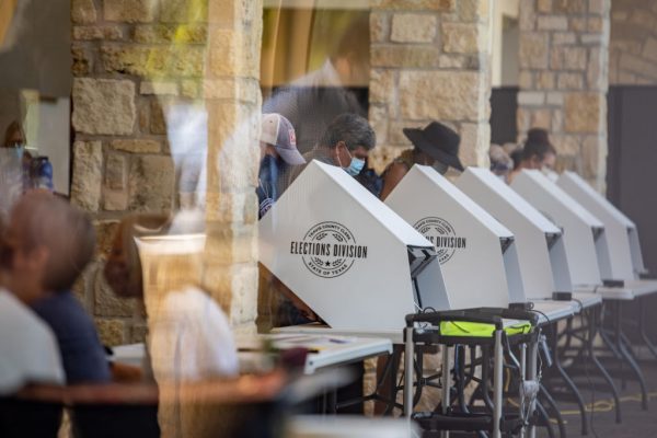 La gente emitió sus votos en un centro de votación el 13 de octubre de 2020 en Austin, Texas (EE.UU.). (Foto de Sergio Flores/Getty Images)