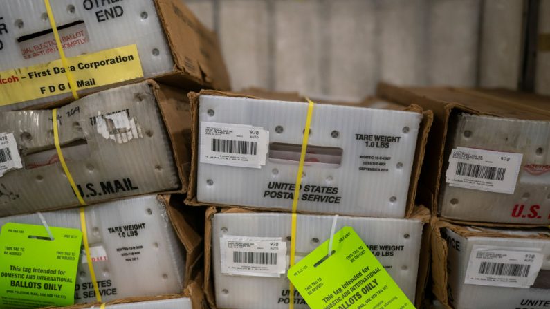 Paletas llenas de boletas de correo de Washington y Oregon llenan un área de descarga en un centro de procesamiento y distribución del Servicio Postal de EE.UU. (USPS) el 14 de octubre de 2020 en Portland, Orego. (Foto de Nathan Howard/Getty Images)