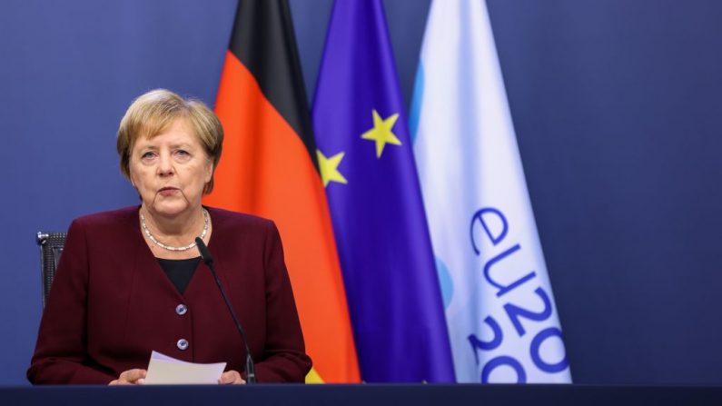 La canciller alemana Angela Merkel da una conferencia de prensa al final de la cumbre de la Unión Europea (UE) de dos días de duración en el edificio del Consejo Europeo en Bruselas (Bélgica), el 16 de octubre de 2020. (Foto de KENZO TRIBOUILLARD/POOL/AFP vía Getty Images)