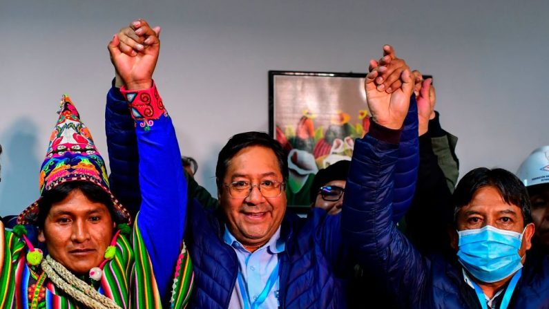 El presidente electo de Bolivia, Luis Arce (c), del partido Movimiento al Socialismo. (Foto de RONALDO SCHEMIDT/AFP vía Getty Images)