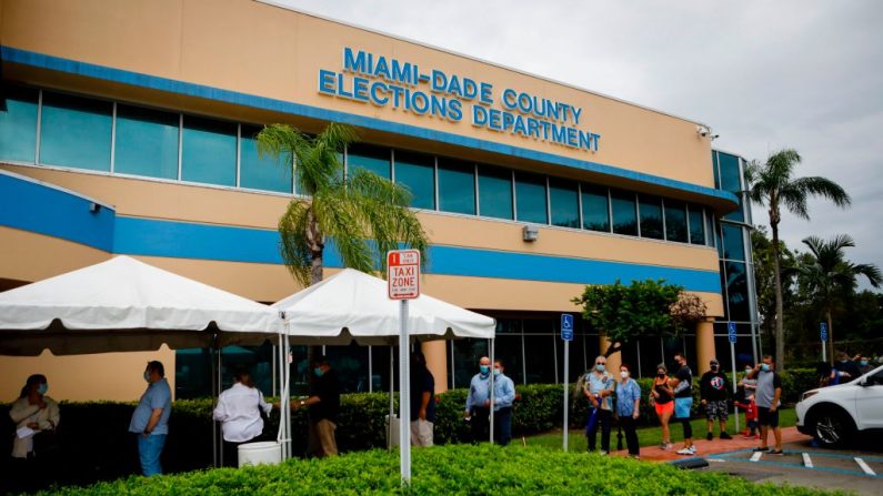 Los votantes esperan en fila para emitir sus votos anticipados en el Departamento de Elecciones del Condado de Miami-Dade en Miami, Florida (EE.UU.) el 19 de octubre de 2020. (Foto de EVA MARIE UZCATEGUI/AFP vía Getty Images)