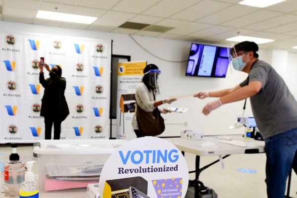 La gente llega a votar en las elecciones estadounidenses de 2020 en el Registro del Condado de Los Ángeles en Norwalk, California, el 19 de octubre de 2020. (Foto de FREDERIC J. BROWN/AFP vía Getty Images)