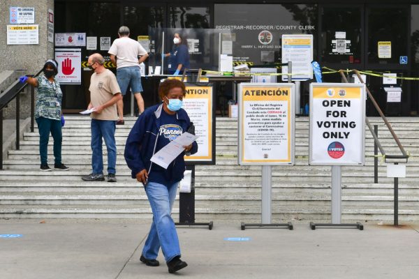 La gente llega a depositar sus votos en las elecciones estadounidenses de 2020 en el Registro del Condado de Los Ángeles en Norwalk, California, el 19 de octubre de 2020. (Foto de FREDERIC J. BROWN/AFP vía Getty Images)