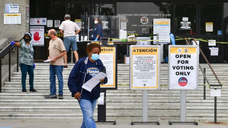 La gente llega a depositar sus votos en las elecciones estadounidenses de 2020 en el Registro del Condado de Los Ángeles en Norwalk, California, el 19 de octubre de 2020. (Foto de FREDERIC J. BROWN/AFP vía Getty Images)