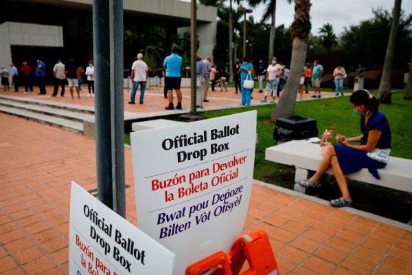 Los letreros de "Buzón oficial de votación" se ven en la Biblioteca Regional de Westchester en Miami, Florida (EE.UU.), el 19 de octubre de 2020. (Foto de EVA MARIE UZCATEGUI/AFP vía Getty Images)
