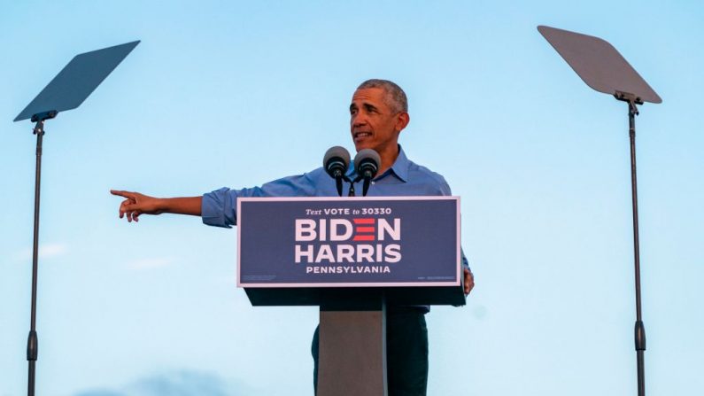 El expresidente de EE.UU. Barack Obama se dirige a los partidarios de Biden-Harris durante un mitin en Filadelfia, Pensilvania, el 21 de octubre de 2020. (Foto de ALEX EDELMAN/AFP vía Getty Images)