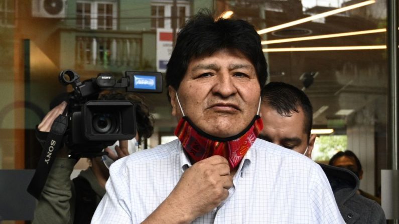 El expresidente boliviano Evo Morales se quita la mascarilla mientras se marcha tras una conferencia de prensa en Buenos Aires (Argentina), el 22 de octubre de 2020, en medio de la pandemia de covid-19. (Foto de JUAN MABROMATA/AFP vía Getty Images)