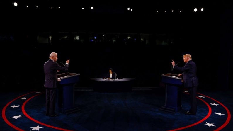 El presidente de Estados Unidos, Donald Trump, y el candidato presidencial demócrata, Joe Biden, participan en el último debate presidencial antes de las elecciones del 3 de noviembre en la Universidad Belmont en Nashville, Tennessee, el 22 de octubre de 2020. (Jim Bourg-Pool/Getty Images)