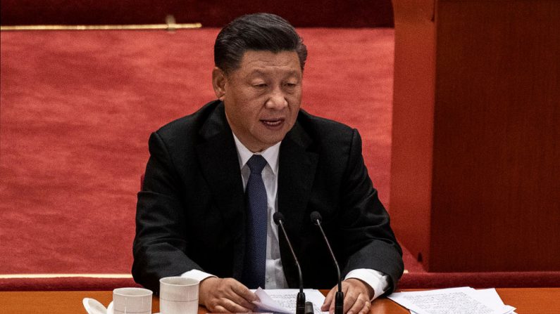 El líder del régimen comunista chino, Xi Jinping, habla en una ceremonia que marca el 70º aniversario de la entrada de China en la Guerra de Corea, el 23 de octubre de 2020 en el Gran Salón del Pueblo en Beijing, China. (Kevin Frayer/Getty Images)
