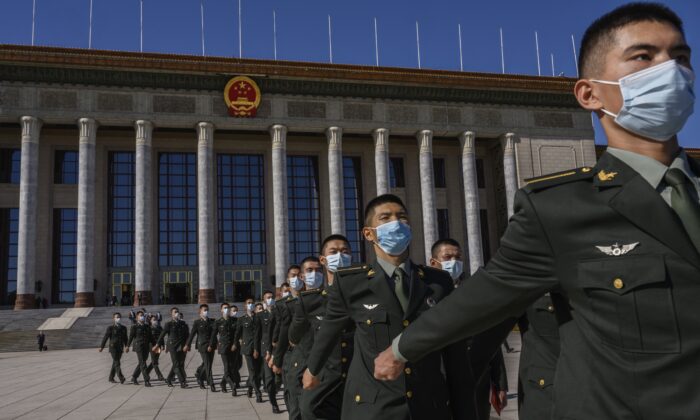 Los soldados chinos marchan frente al Gran Salón del Pueblo, en Beijing, China, el 23 de octubre de 2020. (Kevin Frayer/Getty Images)