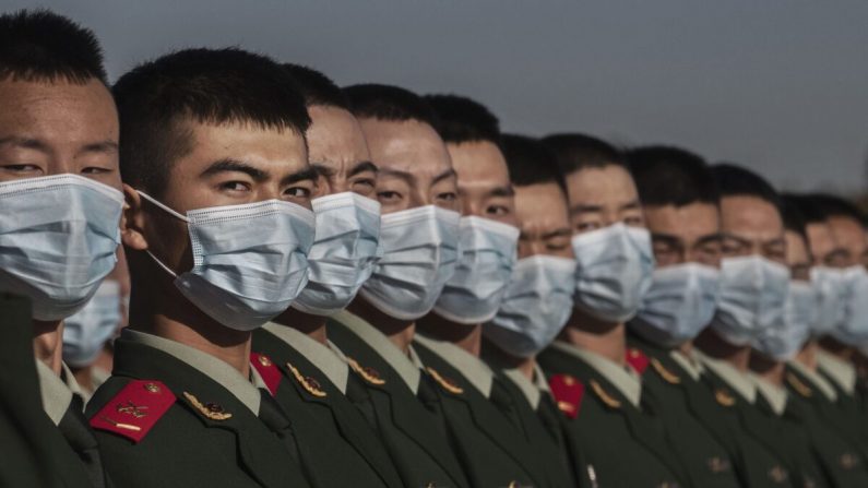 Soldados chinos se alinean después de una ceremonia que marca el 70º aniversario de la entrada de China en la Guerra de Corea en la Plaza de Tiananmen el 23 de octubre de 2020. (Kevin Frayer/Getty Images)