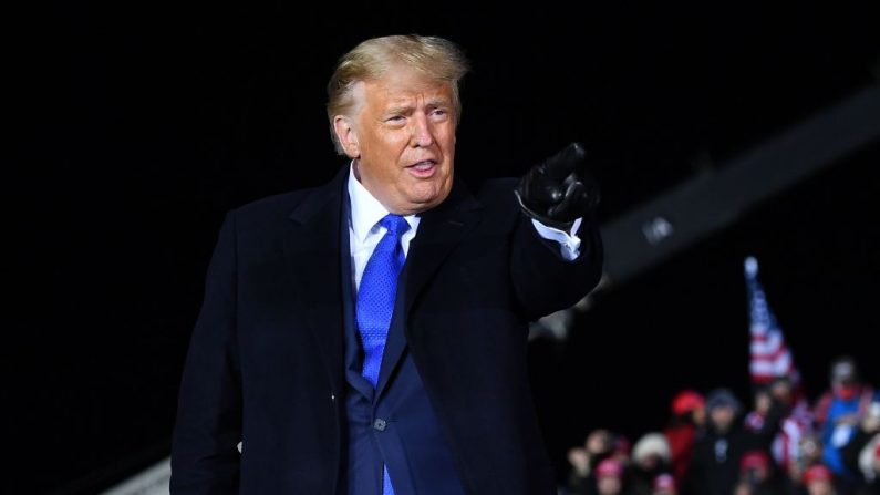 El presidente de Estados Unidos, Donald Trump, en un rally electoral en el aeropuerto del condado de Waukesha, Wisconsin, el 24 de octubre de 2020. (MANDEL NGAN/AFP vía Getty Images)