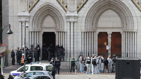 Ataque terrorista islámico deja tres muertos en iglesia francesa