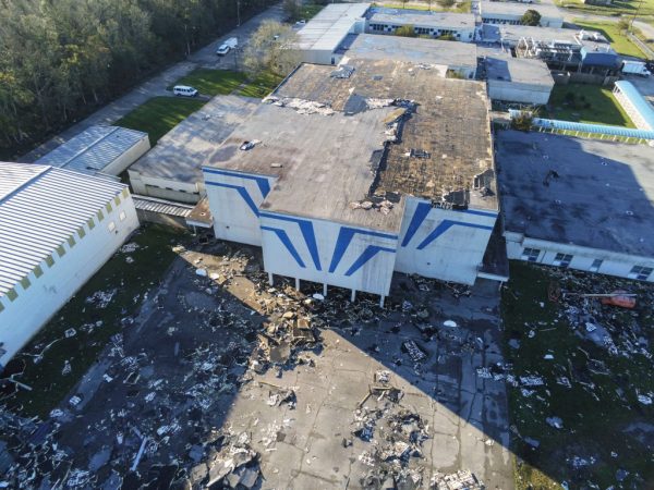 Fotografía de los daños en la escuela secundaria de St Bernard tras el huracán Zeta el 29 de octubre de 2020 en St Bernard, Louisiana (EE.UU.). (Foto de Sandy Huffaker/Getty Images)