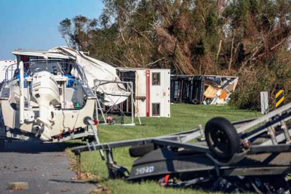 Remolques volcados se sientan a lo largo de LA-46 después del huracán Zeta el 29 de octubre de 2020 en Reggio, Louisiana (EE.UU.). (Foto de Sandy Huffaker/Getty Images)