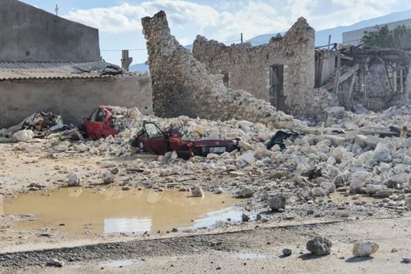 Esta imagen muestra un coche destruido y edificios derrumbados después de un terremoto en la isla de Samos (Grecia) el 30 de octubre de 2020. (Foto de STR/Eurokinissi/AFP vía Getty Images)