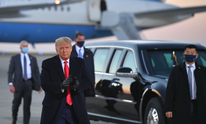 El presidente de Estados Unidos, Donald Trump, llega a un evento de campaña electoral en el aeropuerto internacional de Rochester, Minnesota, el 30 de octubre de 2020. (Mandel Ngan/AFP/Getty Images)