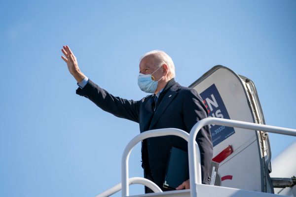 El candidato presidencial demócrata Joe Biden sube a su avión de campaña en el aeropuerto de New Castle el 31 de octubre de 2020 en New Castle, Delaware (EE.UU.). (Foto de Drew Angerer/Getty Images)