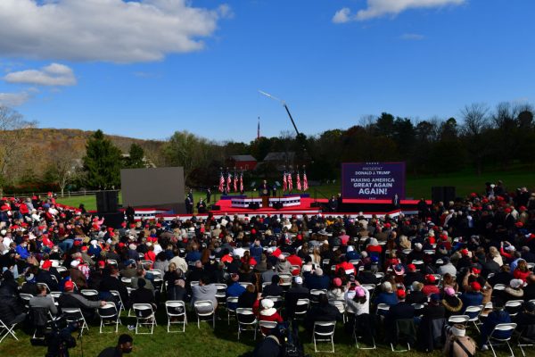 El presidente Donald Trump se dirige a sus partidarios durante un mitin el 31 de octubre de 2020 en Newtown, Pennsylvania (EE.UU.). (Foto de Mark Makela/Getty Images)