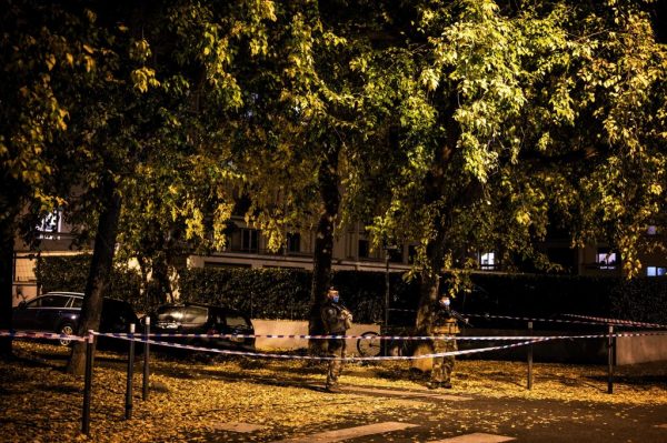 Soldados franceses se paran detrás de un cordón el 31 de octubre de 2020 en Lyon (Francia), cerca del lugar donde un atacante armado con una escopeta recortada hirió a un sacerdote ortodoxo en un tiroteo antes de huir. (Foto de JEFF PACHOUD / AFP a través de Getty Images)