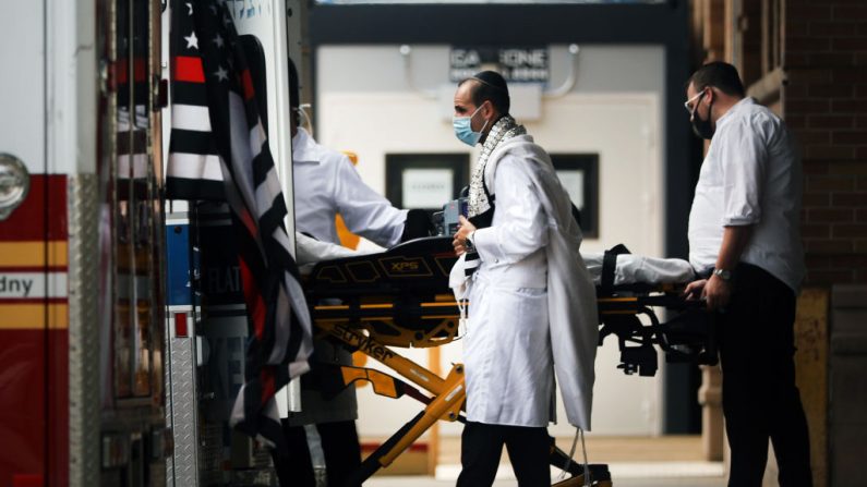 Trabajadores médicos atienden una camilla de ambulancia en las afueras del Centro Médico Maimónides en Borough Park el 28 de septiembre de 2020 en la ciudad de Nueva York (EE.UU.). (Spencer Platt/Getty Images)