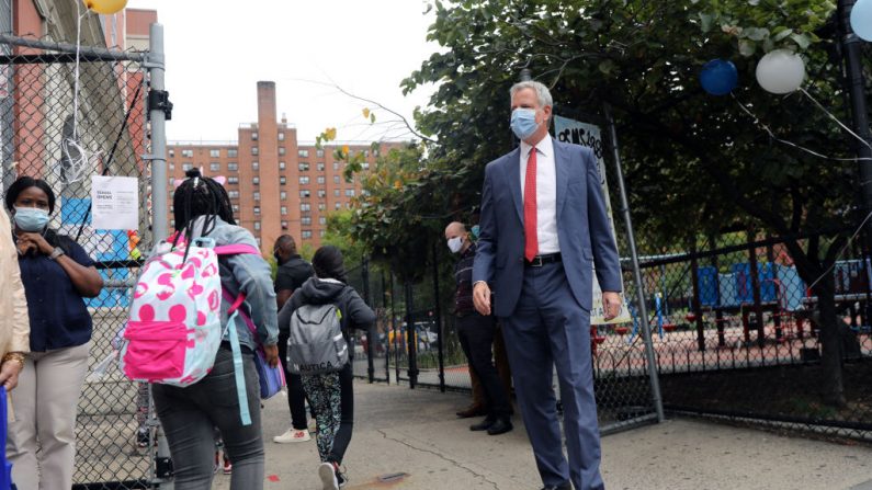 El alcalde de la ciudad de Nueva York, Bill de Blasio, abriendo las escuelas publicas para el aprendizaje presencial, el 29 de septiembre de 2020, en la ciudad de Nueva York. (Spencer Platt/Getty Images)
