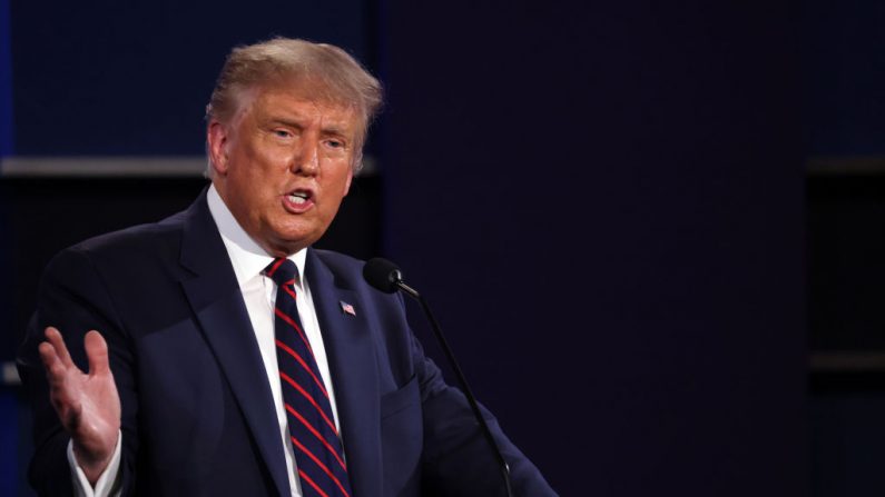 El presidente Donald Trump participa en el primer debate presidencial con el candidato presidencial demócrata Joe Biden en el Campus de Educación de la Salud de la Universidad Case Western Reserve el 29 de septiembre de 2020 en Cleveland, Ohio. (Foto de Scott Olson/Getty Images)