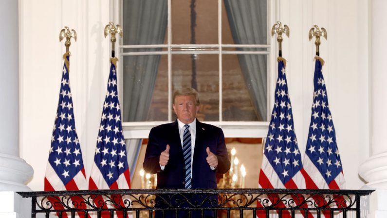 El presidente Donald Trump levanta los pulgares tras su regreso a la Casa Blanca el 5 de octubre de 2020. (Foto de Win McNamee/Getty Images)