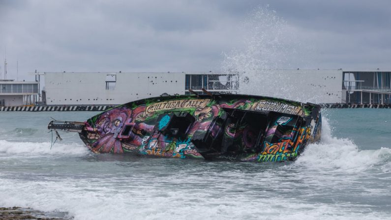 Un barco está encallado cerca de la playa después de que el huracán Delta causara daños en Cozumel el 07 de octubre de 2020 en Cozumel, México. (Natalia Pescador/Getty Images)