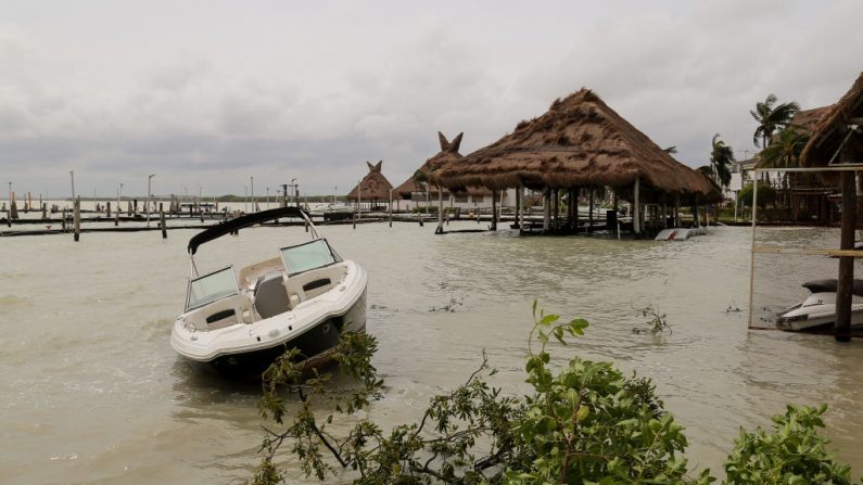 Un barco encalla en la costa después de que el huracán Delta azotara cerca de Cancún el 07 de octubre de 2020 en Cancún, Quintana Roo, México. (Erick Marfil/Getty Images)