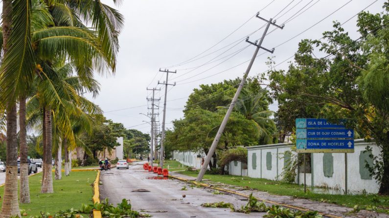 Un poste de luz permanece torcido después de que los vientos causados por el huracán Delta lo dañaran el 07 de octubre de 2020 en Cozumel, México. (Foto de Natalia Pescador/Getty Images)