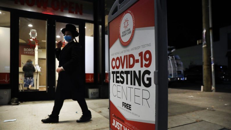 Un lugar de pruebas de COVID-19 se encuentra en el barrio de Brooklyn de Borough Park el 07 de octubre de 2020 en la ciudad de Nueva York (EE.UU.). (Foto de Spencer Platt/Getty Images)