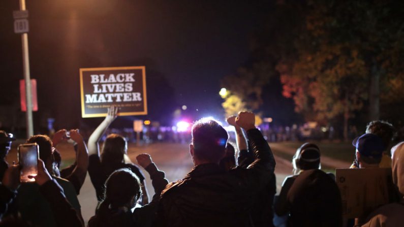 Los manifestantes se enfrentan a la policía mientras se manifiestan cerca del ayuntamiento de Wauwatosa el 09 de octubre de 2020 en Wauwatosa, Wisconsin. (Scott Olson/Getty Images)