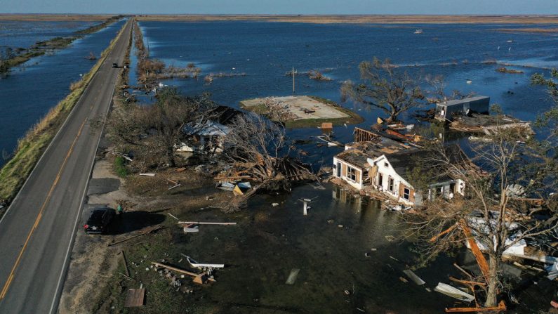 Una vista aérea de las aguas de inundación de las estructuras circundantes al huracán Delta destruidas por el huracán Laura (d) el 10 de octubre de 2020 en Creole, Louisiana (EE.UU.). (Foto de Mario Tama/Getty Images)