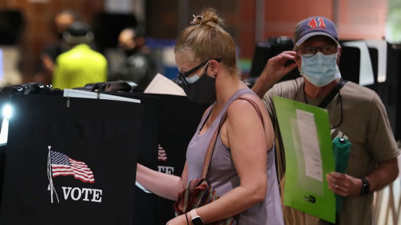 Los votantes llenan sus boletas mientras votan en el centro de votación del Centro de Gobierno Stephen P. Clark el 21 de octubre de 2020 en Miami, Florida (EE.UU.). (Foto de Joe Raedle/Getty Images)