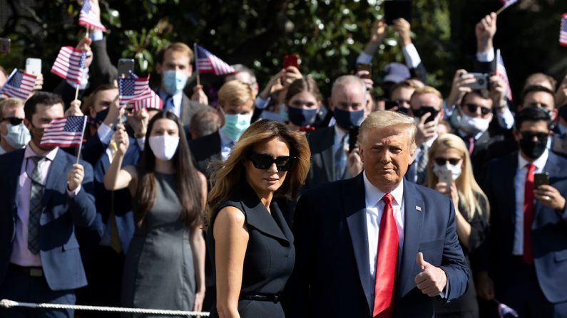 El presidente Donald Trump y la primera dama Melania Trump caminan hacia el Jardín Sur para salir de la Casa Blanca el 22 de octubre de 2020 en Washington, DC. (Foto de Tasos Katopodis/Getty Images)