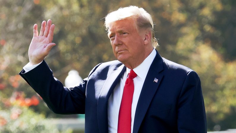 El presidente de los Estados Unidos, Donald Trump, saluda a los partidarios cuando sale de la Casa Blanca el 23 de octubre de 2020 en Washington, DC. (Win McNamee/Getty Images)