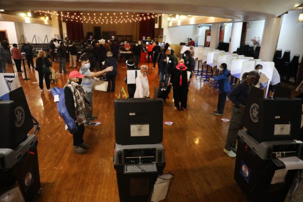 La gente vota en un templo masónico de Brooklyn cuando la votación anticipada comienza el 24 de octubre de 2020 en la ciudad de Nueva York (EE.UU.). (Foto de Spencer Platt/Getty Images)