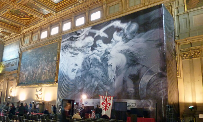 Una pancarta muestra la pintura que podría estar escondida detrás de la pared de Vasari en su ubicación en el Palazzo Vecchio de Florencia. (DARIO THUBURN/AFP vía Getty Images)