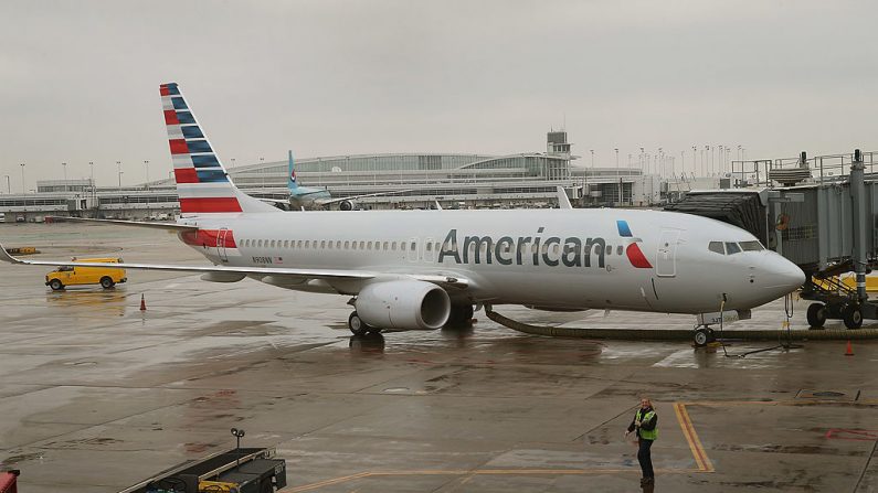 Un nuevo avión 737-800 de American Airlines se encuentra en una puerta del aeropuerto O'Hare, el 29 de enero de 2013, en Chicago, Illinois. (Scott Olson/Getty Images)
