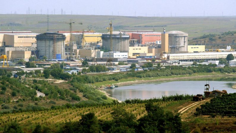 Vista general de la central nuclear de Cernavoda, a 200 km de Bucarest, tomada el 20 de agosto de 2003. (Daniel Mihailescu/AFP vía Getty Images)
