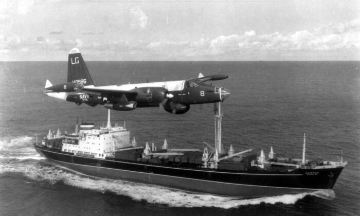 Un avión patrullero estadounidense P2V Neptune sobrevuela un buque carguero soviético durante la Crisis de los Misiles en Cuba en octubre de 1962. La crisis llevó al mundo al borde de la catástrofe nuclear. (MPI/Getty Images)
