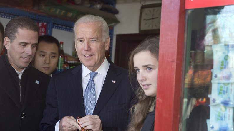 El vicepresidente de Estados Unidos Joe Biden, en el centro, con su nieta Finnegan Biden y su hijo Hunter Biden, el 5 de diciembre de 2013 en Beijing, China. El vicepresidente de EE.UU. Joe Biden estuvo de visita oficial en China del 4 al 5 de diciembre. (Andy Wong-Pool/Getty Images)
