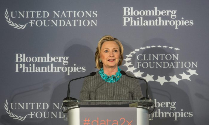 Hillary Clinton habla en una conferencia de prensa anunciando una nueva iniciativa entre la Fundación Clinton, la Fundación de las Naciones Unidas y Bloomberg Philanthropies en Nueva York el 15 de diciembre de 2014. (Andrew Burton/Getty Images)