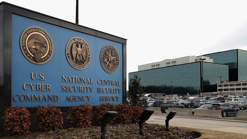 Los sellos del Comando Cibernético de los Estados Unidos, de la Agencia Nacional de Seguridad y del Servicio Central de Seguridad figuran a la entrada del campus que las tres organizaciones comparten el 13 de marzo de 2015 en Fort Meade, Maryland. (Foto de Chip Somodevilla/Getty Images)
