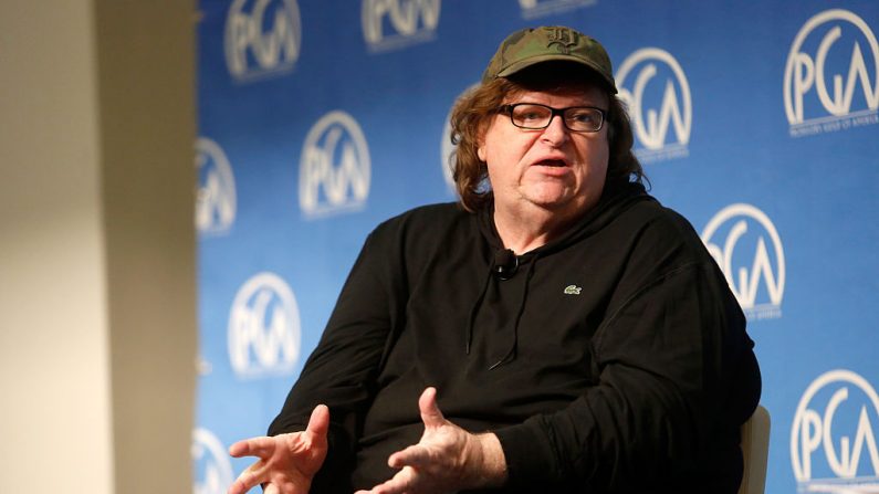 Michael Moore habla durante la conferencia de la PGA en el Time Warner Center, el 24 de octubre de 2015, en la ciudad de Nueva York. (Thos Robinson/Getty Images para Producers Guild of America)